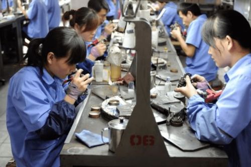 一手一个苹果手机，进工厂打工到底多赚？——科技中介服务背后的收入与真相